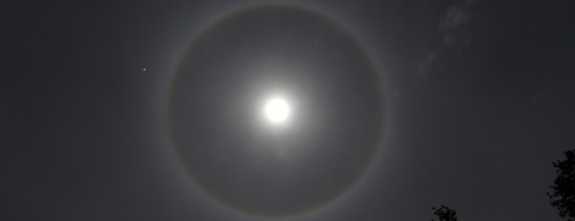 The small clouds dispersed for a clear picture of the halo moon and Jupiter to the left